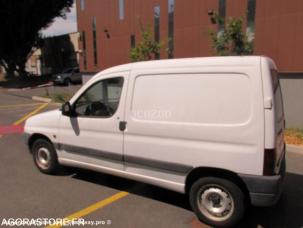 Fourgon avec parois et toit rigide Peugeot Partner