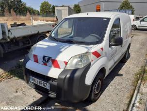 Fourgon avec parois et toit rigide Peugeot Bipper