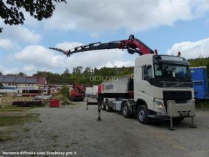 Benne basculante de chantier et de TP véhicule neuf sur commande grue avec jib