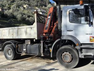 Benne basculante de chantier et de TP Mercedes 18.33