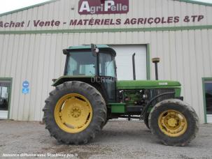 Tracteur agricole John Deere 3350